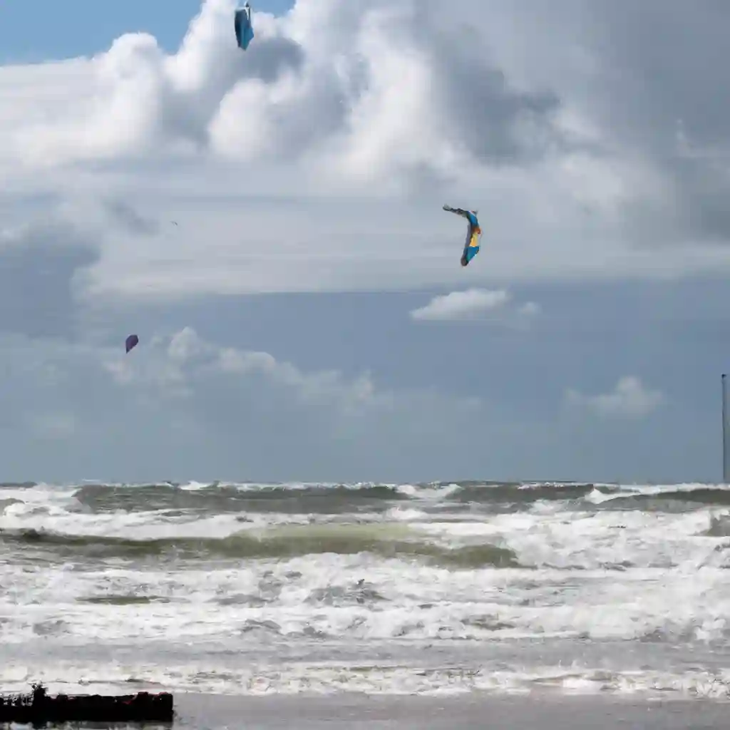 Kite surfing in Camperduin