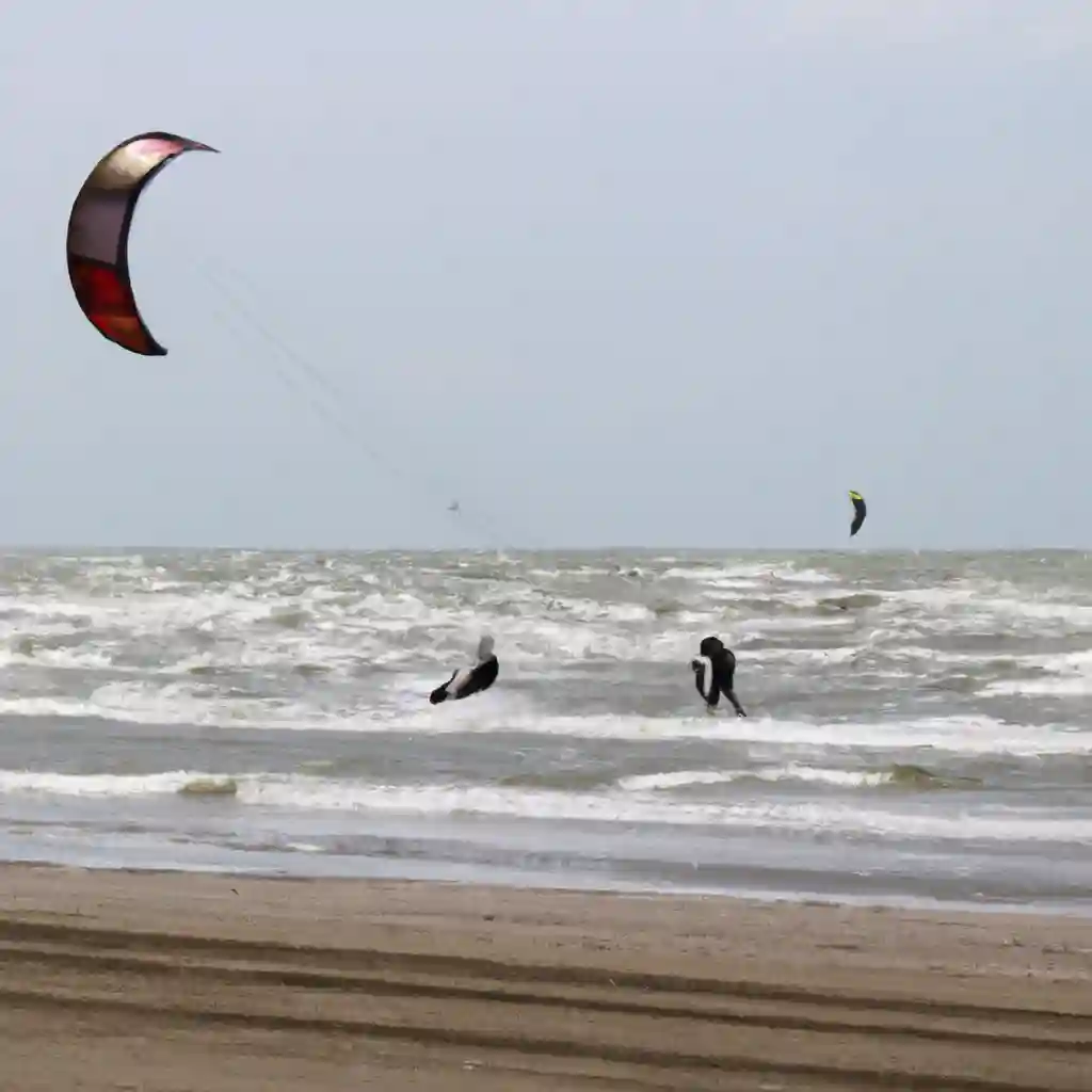 Kite surfing in Hargen aan Zee