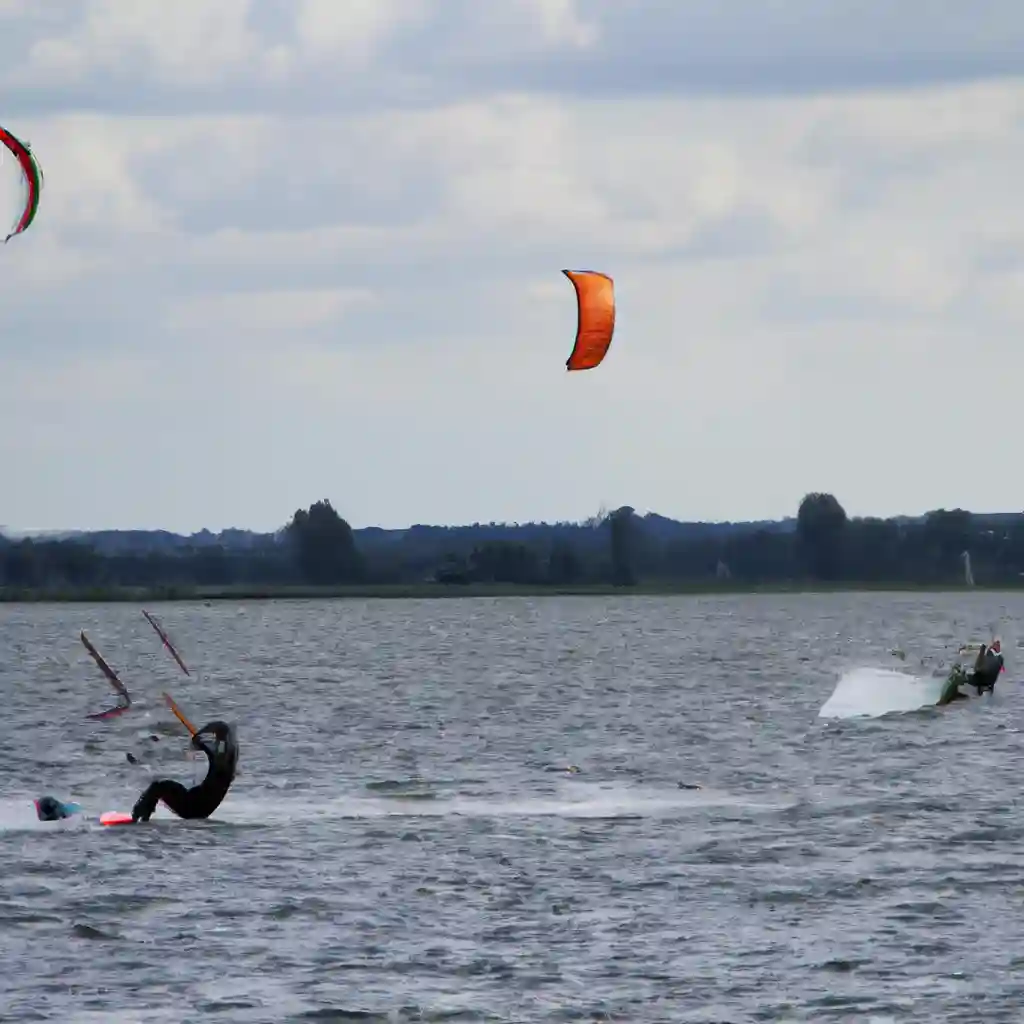 Kite surfing in Haarrijnseplas